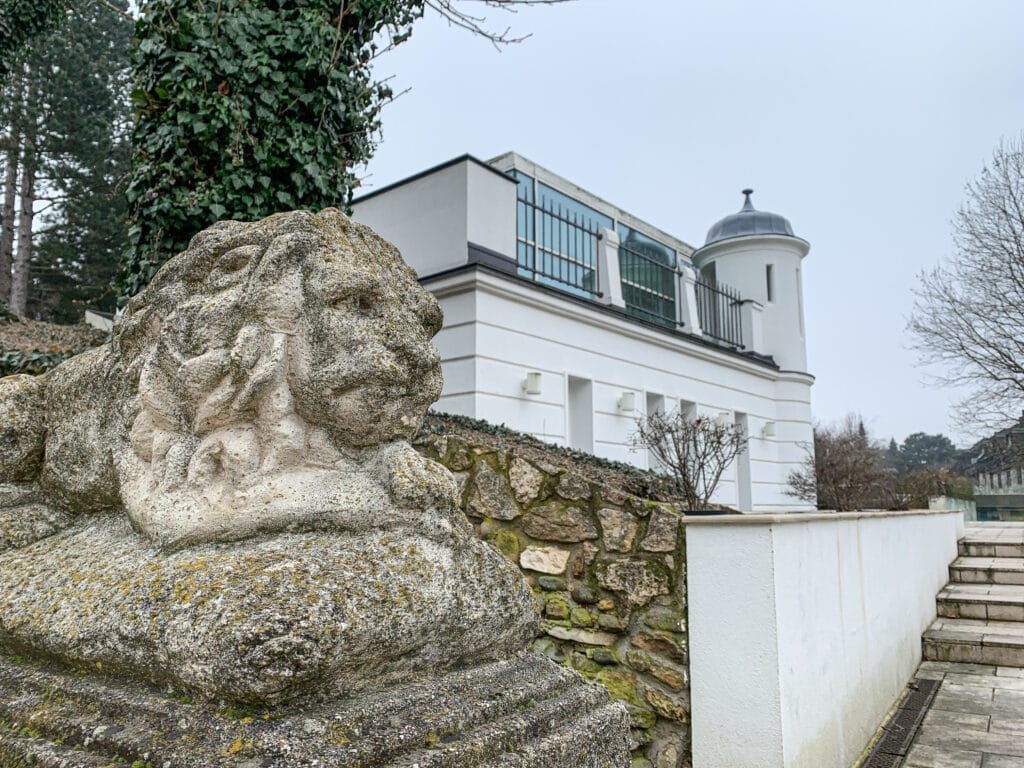 Außenansicht der modernen Luxusvilla in Wien-Mauer mit Garten und Terrasse