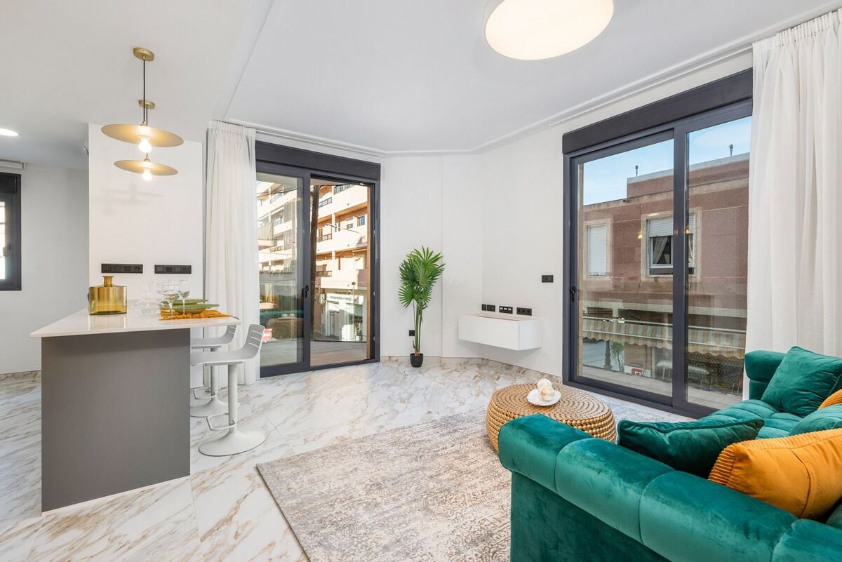 Neue Wohnung mit Solarium, Gemeinschafts-Whirlpool und Garage, 500 m vom Strand entfernt in Guardamar. Ideal zu leben oder den Sommer zu verbringen.