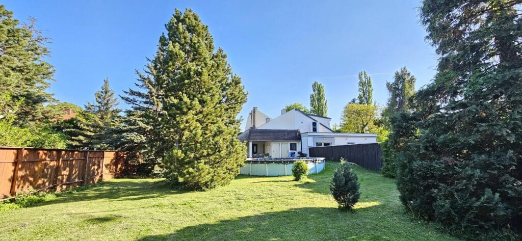 Bauland - Baugrundstück in Baden mit Haus, Garten und Möglichkeit zum Bau von zwei Häusern zu verkaufen.